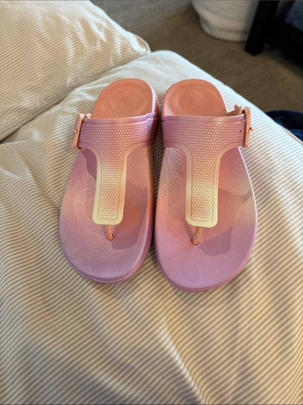 FitFlop Pink to Lavender Ombre Glitter Thong Sandals - Picture 2 of 2
